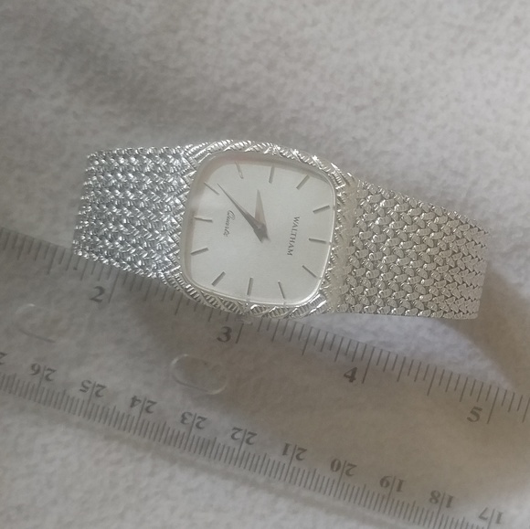 Vintage Waltham silver quartz watch time piece main image 9